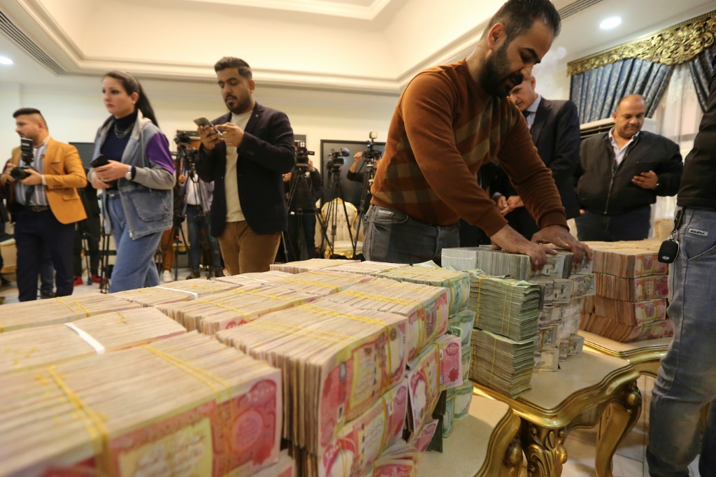 جزء من أموال الضرائب المسروقة في هيئة النزاهة في بغداد بتاريخ 3 كانون الثاني/يناير 2023 (ا ف ب)