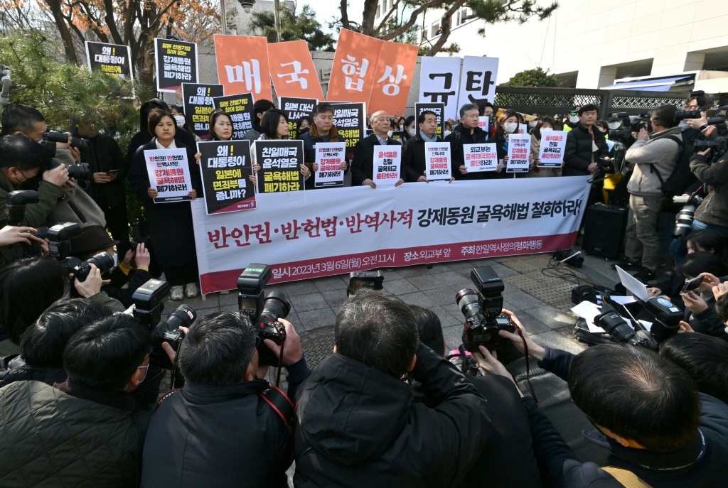 متظاهرون كوريون جنوبيون ينظّمون مسيرة ضدّ إعلان كوريا الجنوبية عن خطط لتعويض ضحايا العمل القسري في زمن الحرب في اليابان، خارج وزارة الخارجية في سيول في 6 آذار/مارس 2023 (ا ف ب)