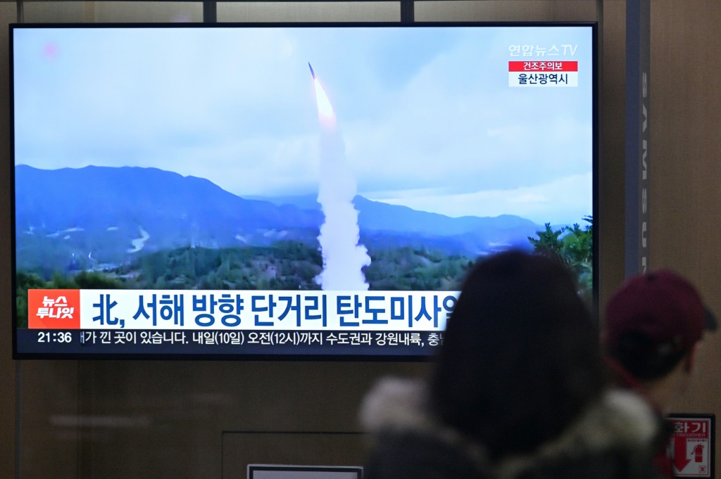        قال جيش سيئول إن كوريا الشمالية أطلقت يوم الخميس صاروخا باليستيا قصير المدى (ا ف ب)