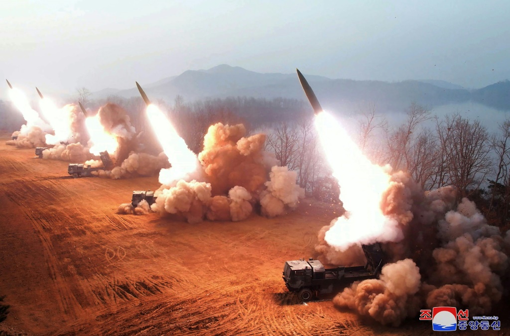 صورة التٌقطت في 9 آذار/مارس 2023 ونشرتها وكالة الأنباء المركزية الكورية في 10 آذار/مارس وتُظهر إطلاق صواريخ من جانب وحدة هواسونغ المسؤولة عن مهمات أساسية في الجيش الكوري الجنوبي في مكان مجهول (ا ف ب)