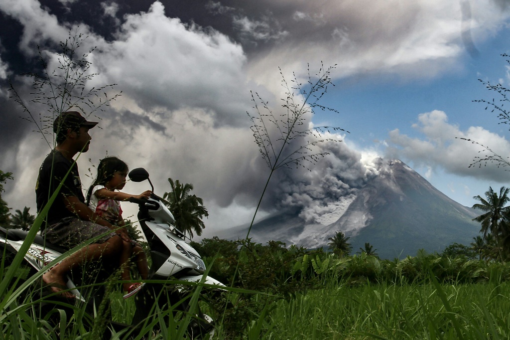    دخان كثيف يتصاعد خلال ثوران بركان جبل ميرابي ، أكثر بركان إندونيسيا نشاطًا ، كما شوهد من قرية Tunggularum في 11 مارس 2023 (ا ف ب)   
