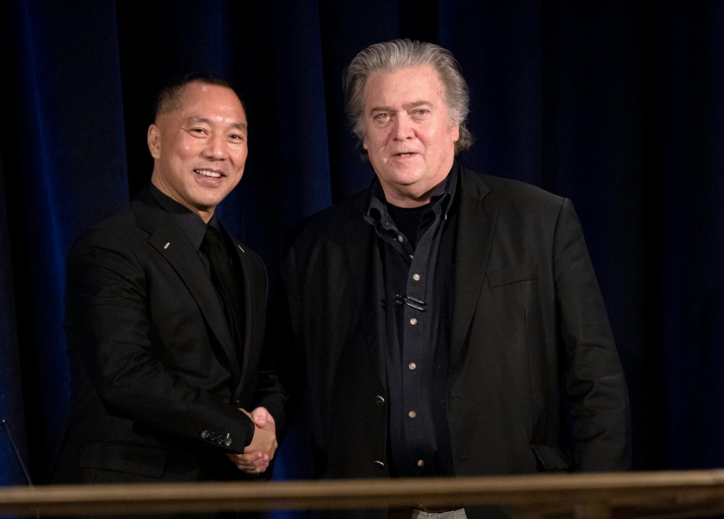 ستيف بانون المستشار السابق في البيت الأبيض في عهد الرئيس دونالد ترامب مع الملياردير الصيني الهارب غيو وينغي في نيويورك بتاريخ 20 تشرين الثاني/نوفمبر 2018 (ا ف ب)