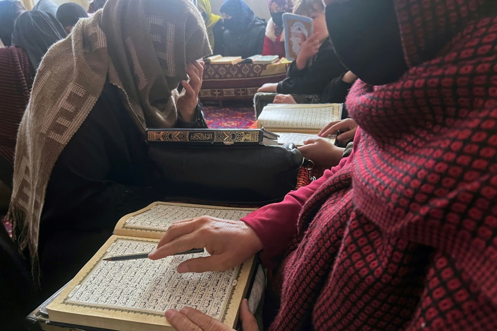     ازداد عدد المدارس الإسلامية في أفغانستان منذ عودة طالبان إلى السلطة في عام 2021 ، مع تزايد حضور الفتيات المراهقات الفصول الدراسية بعد منعهن من الالتحاق بالمدارس الثانوية. (أ ف ب)   