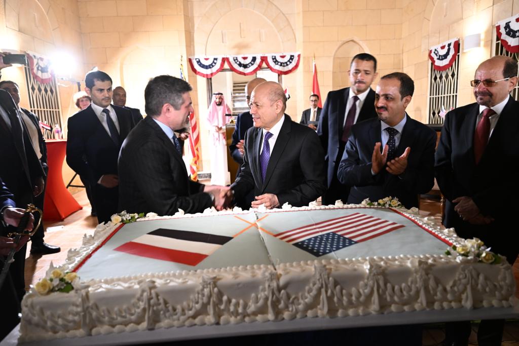 الرئيس رشاد محمد العليمي، رئيس مجلس القيادة الرئاسي اليمني مع السفير الأمريكي (سبأ)