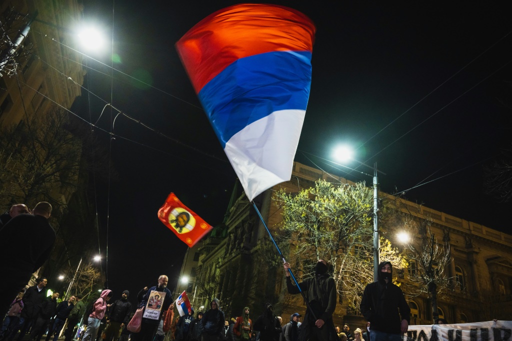 تظاهرة في بلغراد مساء الجمعة 17 آذار/مارس 2023 احتجاجا على خطة أوروبية لتطبيع العلاقات بين صربيا وكوسوفو (ا ف ب)