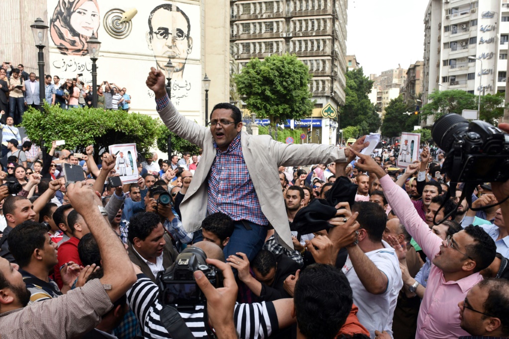 صورة تم التقاطها في 4 أيار/مايو 2016 وفيها خالد البلشي (وسط) عضو مجلس إدارة نقابة الصحافيين المصرية ورئيس لجنة الحريات، يتظاهر مع الصحافيين خارج مقر النقابة في القاهرة (ا ف ب)