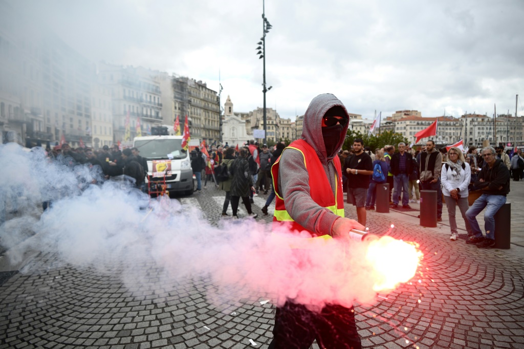 خلال التظاهرات التي أعقبت إقرار قانون إصلاح نظام التقاعد في فرنسا، في 23 آذار/مارس 2023 (ا ف ب)