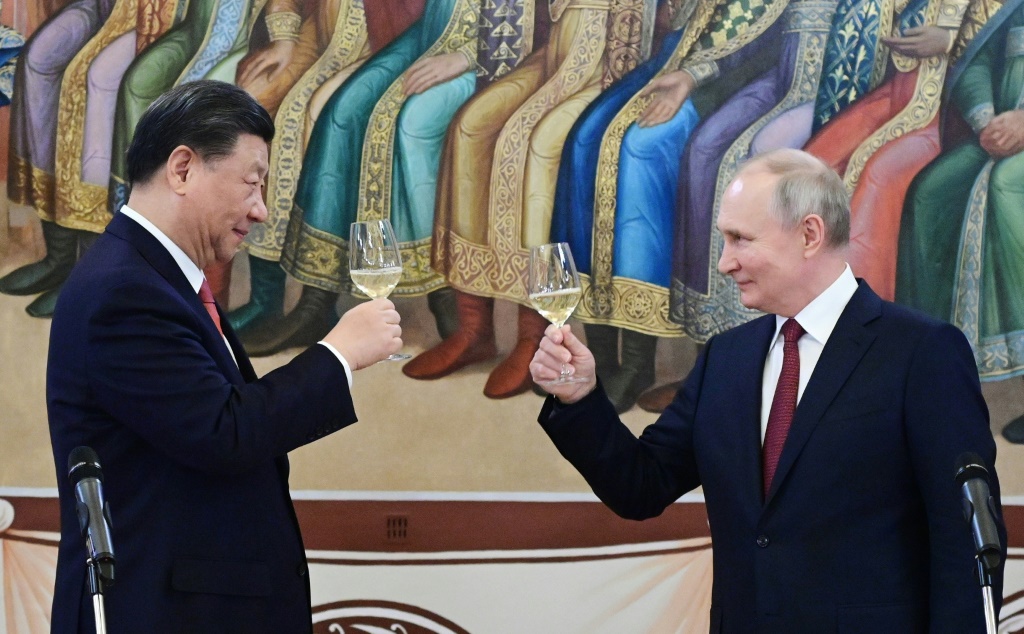 الرئيس الروسي فلاديمير بوتين والرئيس الصيني شي جين بينغ خلال حفل استقبال عقب محادثاتهما في الكرملين في موسكو في 21 آذار/مارس 2023 (ا ف ب)