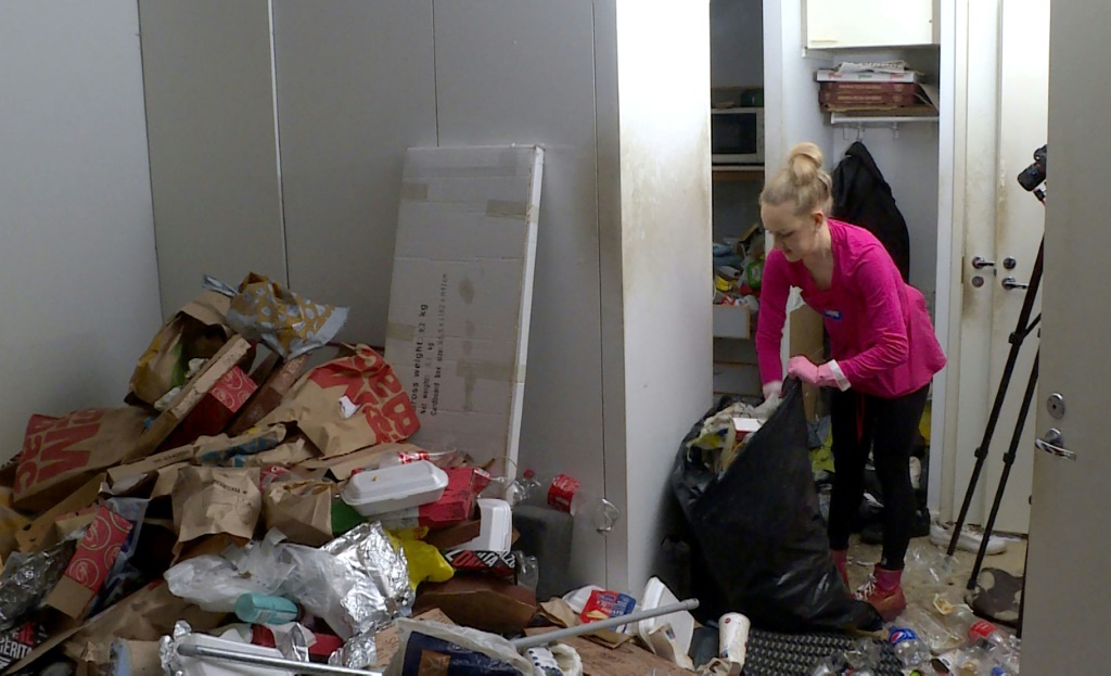 صورة التقطت في 19 كانون الثاني/يناير 2023 لنجمة التنظيف على تيك توك الفنلندية أوري كانانن خلال تنظيفها شقة في العاصمة الفنلندية هلسنكي (ا ف ب)