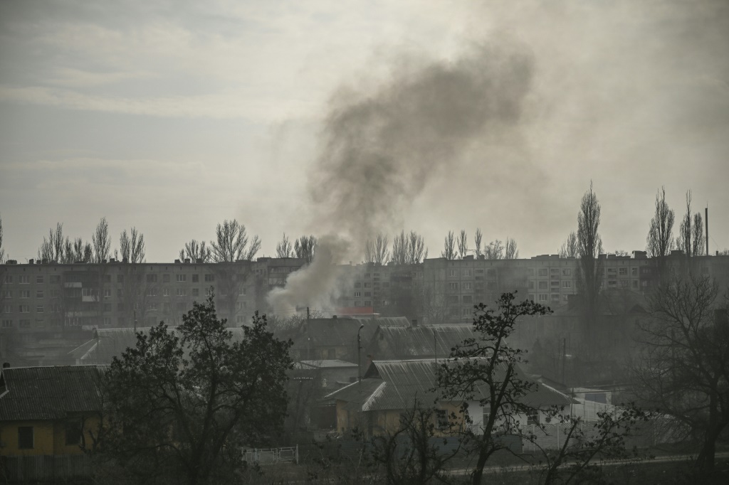     دخان يتصاعد فوق بلدة تشاسيف يار الأوكرانية بالقرب من باخموت بعد قصف روسي (أ ف ب)