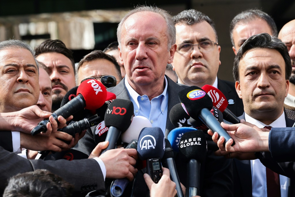     محرم إنجه زعيم حزب "الوطن" مدليا بتصريح بعدما ترشح للانتخابات الرئاسية التركية في أنقره في 20 آذار/مارس 2023 (ا ف ب)