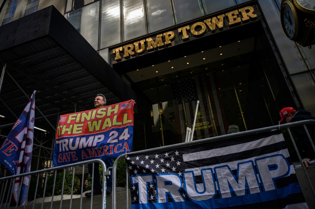  أنصار الرئيس الأمريكي السابق دونالد ترامب يتجمعون خارج برج ترامب في مدينة نيويورك في 20 مارس 2023 (ا ف ب)