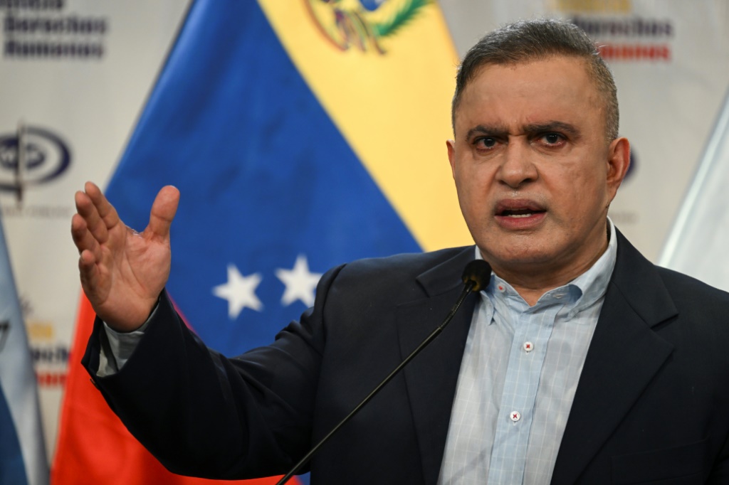 المدعي العام الفنزويلي طارق وليام صعب خلال مؤتمر صحافي حول قضايا فساد في الشركة النفطية الفنزويلية العامة "بيتروليوس دي فنزويلا" في كراكاس في 25 آذار/مارس 2023 (ا ف ب)