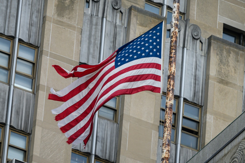 علم الولايات المتحدة يرفرف فوق مكتب المدعي العام في نيويورك في 22 آذار/مارس 2023 (ا ف ب)
