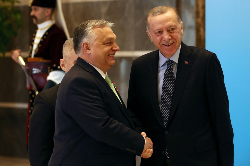  الرئيس التركي رجب طيب إردوغان (يمين) ورئيس الوزراء المجري فيكتور أوربان في 16 آذار/مارس 2023 في أنقرة (ا ف ب)