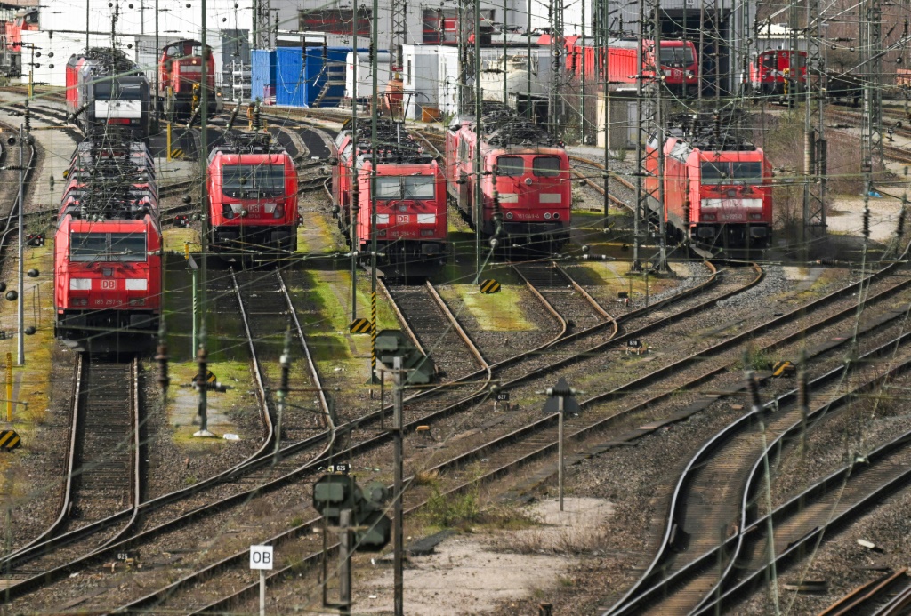    قاطرات تابعة لشركة السكك الحديد الألمانية "دويتشه بان" متوقفة في محطة في هاغن غرب ألمانيا خلال يوم إضراب عام في 24 آذار/مارس 2023 (ا ف ب)