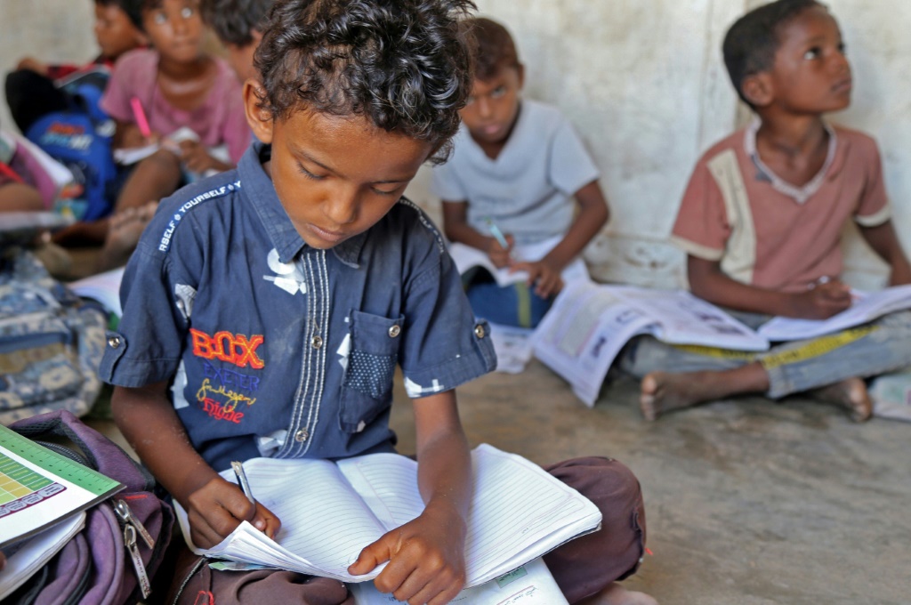     طفل يمني يتلقى دروسًا في مدرسة مستحدثة في الحديدة في غرب اليمن في 12 أيلول/سبتمبر 2022 (ا ف ب)