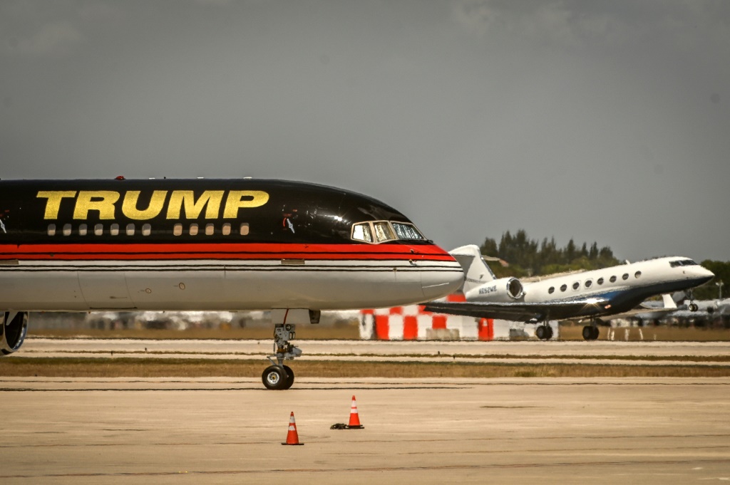 طائرة الرئيس الأميركي السابق دونالد ترامب جاثمة في مدرج مطار بالم بيتش الدولي في 27 آذار/مارس 2023 (ا ف ب)