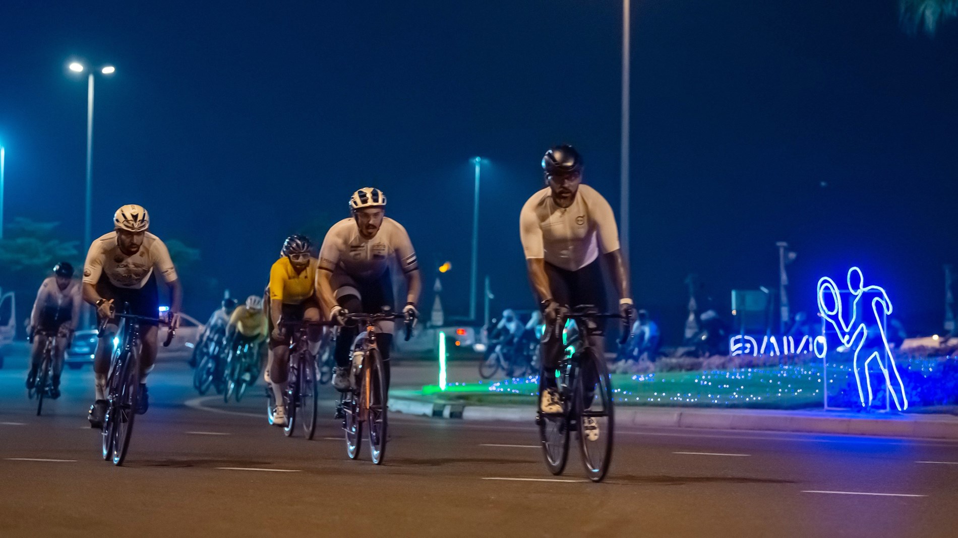 أكثر من 1200 درَّاج ضمن 9 فئات في سباق «دورة ند الشبا الرياضية الليلية» (زهرة الخليج)