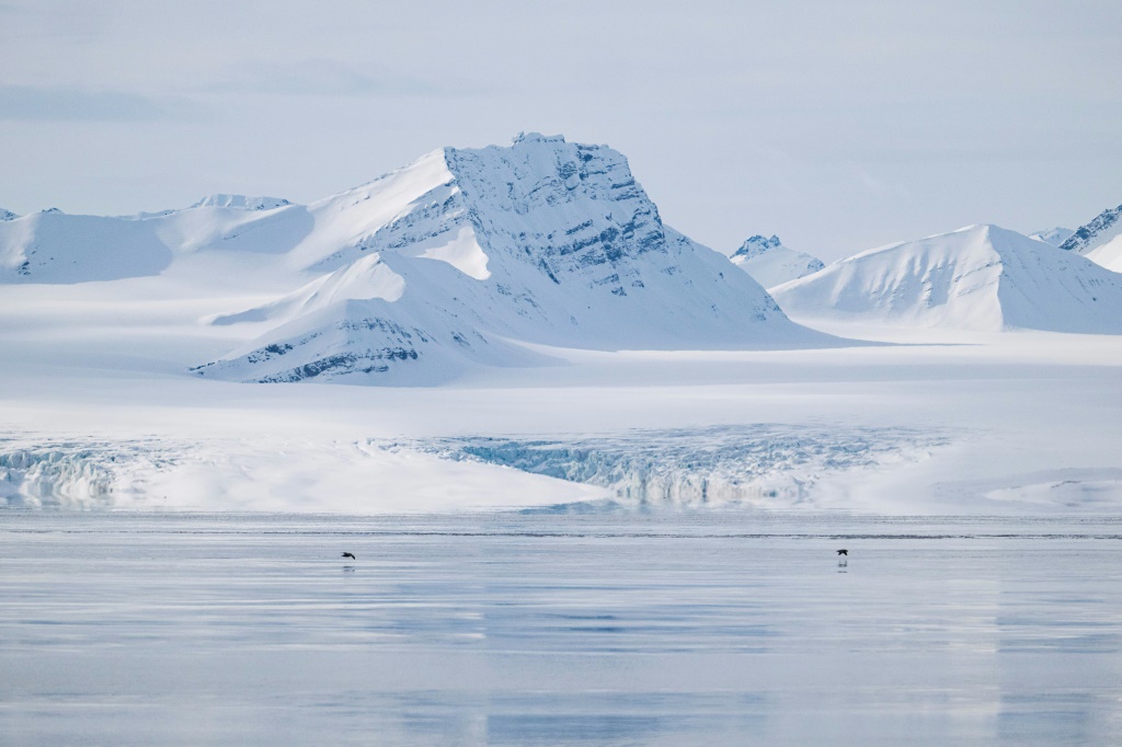     ينتج أرخبيل سفالبارد في شمال النرويج نوى جليدية بعمق 125 مترًا (ا ف ب)
