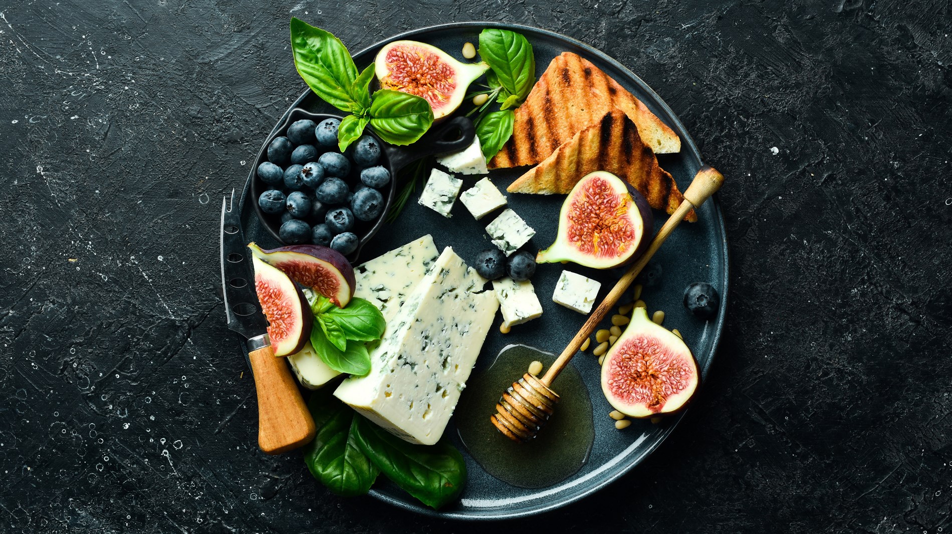 الجبن الأزرق.. فوائد صحية مذهلة (زهرة الخليج)