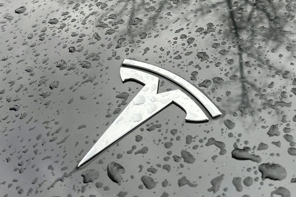 شعار شركة تيسلا للسيارات الكهربائية (ا ف ب)