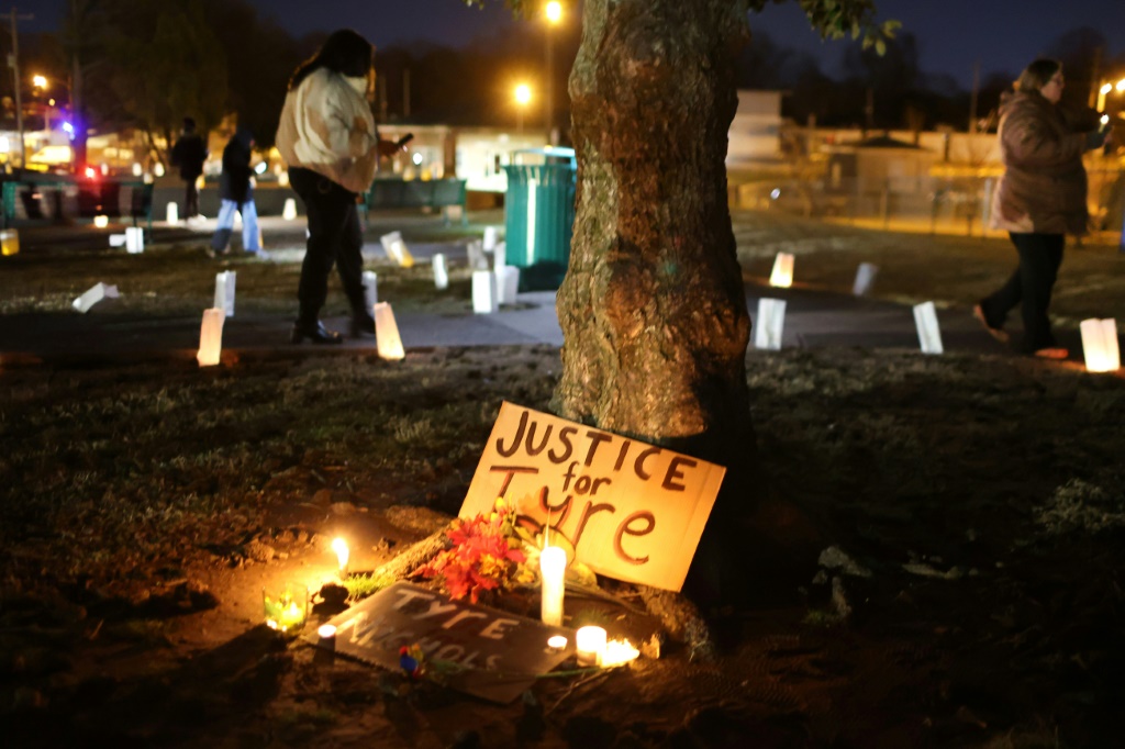تكريم في حديقة في ممفيس لتايري نيكولز في 26 كانون الثاني/يناير 2023، إثر تعرضه لضرب عنيف على أيدي الشرطة ما أفضى إلى وفاته (ا ف ب)