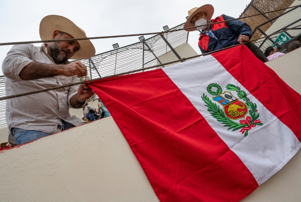 متفرجون يضعون علم البيرو في ميدان لسباق الثيران في 13 تشرين الثاني/نوفمبر 2021(ا ف ب)