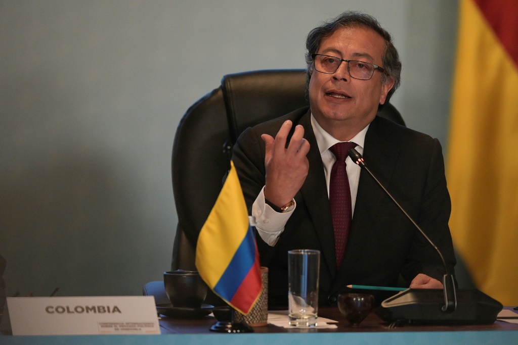 الرئيس الكولومبي غوستافو بيترو يلقي كلمة افتتاحية في مستهل مؤتمر حول فنزويلا في العاصمة الكولومبية بوغوتا في 25 نيسان/أبريل 2023 (ا ف ب)