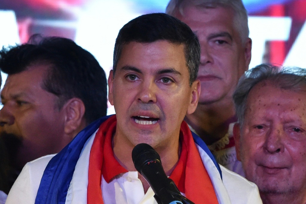 المرشح سانتياغو بينيا متحدثا بعد الفوز في الانتخابات الرئاسية في اسونسيون في 30 نيسان/أبريل 2023 (ا ف ب)