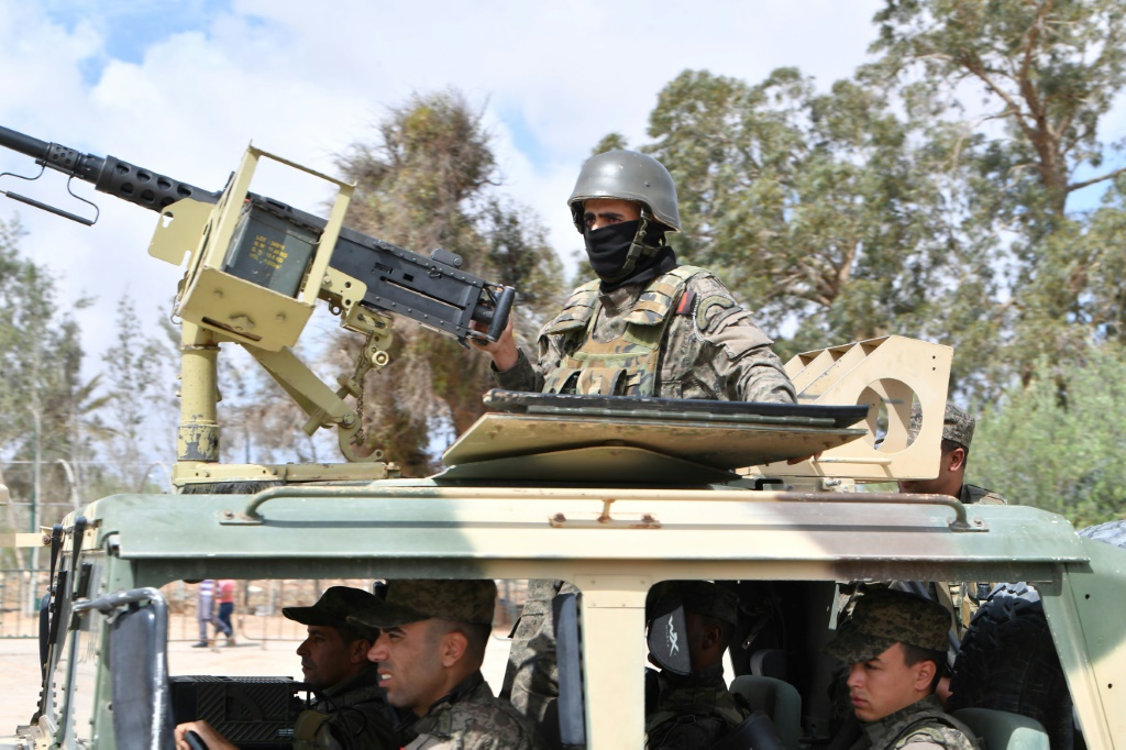     جنود تونسيون يؤمنون المنطقة القريبة من كنيس الغريبة بعد إطلاق النار (أ ف ب)