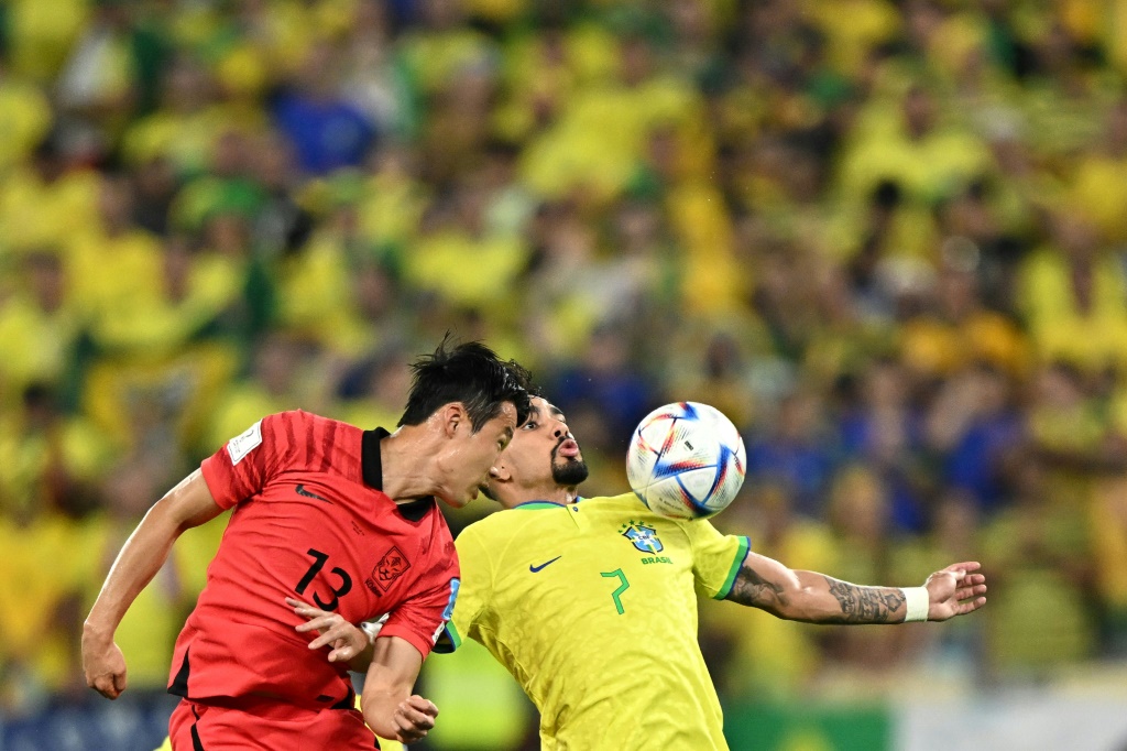 لاعب الوسط الكوري الجنوبي جون-هو سو (يسار) في مباراة البرازيل في مونديال 2022 (ا ف ب)
