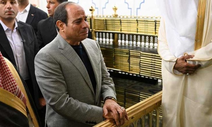 صورة متداولة عبر مواقع التواصل للرئيس المصري أمام قبر الرسول (تواصل اجتماعي)