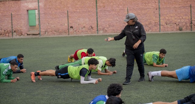 "حسناء الدومي" (29 سنة) أول مدربة مغربية لكرة القدم للرجال تدرب فريق "اتحاد الفقيه بنصالح" (الاناضول)