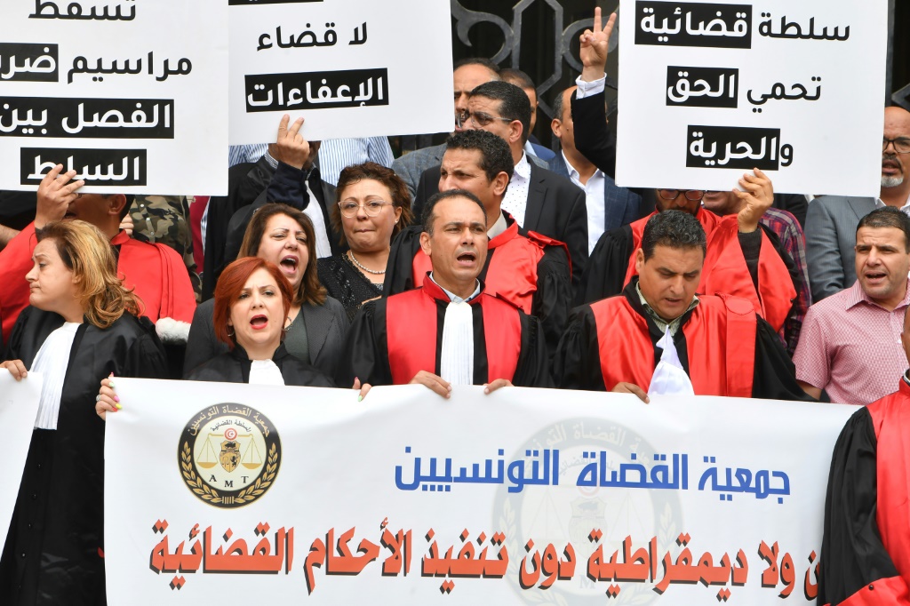     تظاهرة للقضاة التونسيين للتنديد بعزل 57 قاضيا في العام 2022. تونس في 1 حزيران/يونيو 2023 (ا ف ب)