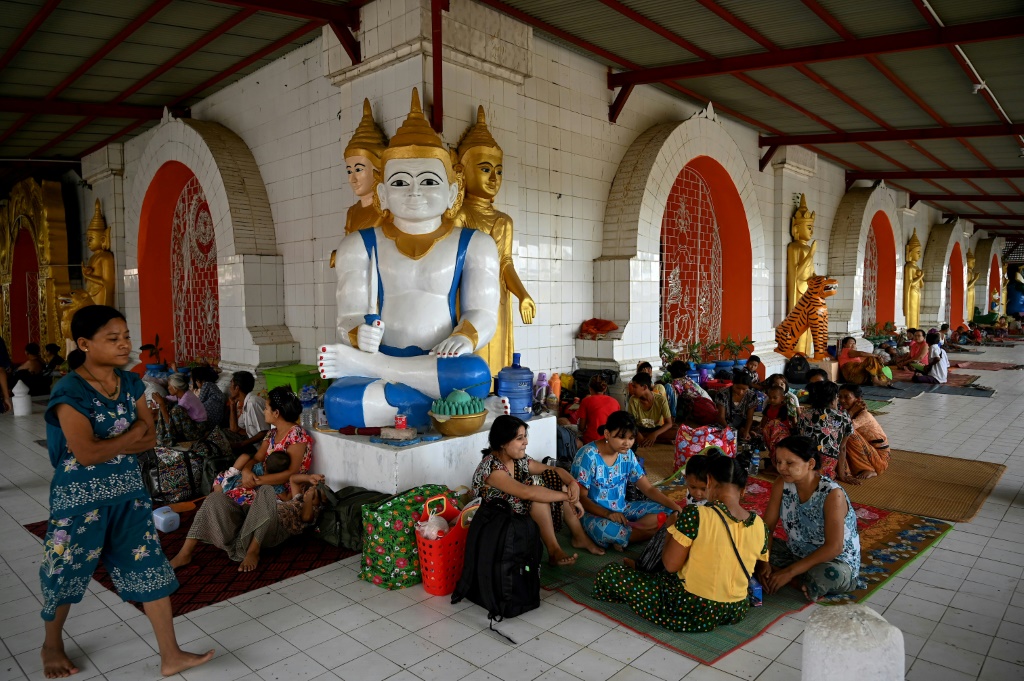 صورة مؤرخة في 12 أيار/مايو 2023 لأشخاص لجأوا إلى أحد الأديرة في سيتوي في ولاية راخين البورمية قبل وصول الإعصار "موكا" (ا ف ب)