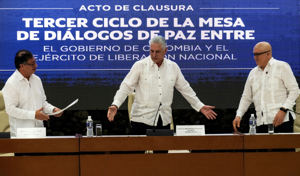 الرئيسان الكولومبي غوستافو بيترو (يسار) والكوبي ميغيل دياز كانيل (وسط) وزعيم حركة التمرد جيش التحرير الوطني انطونيو غارسيا في هافانا في 09 حزيران/يونيو 2023 (ا ف ب)