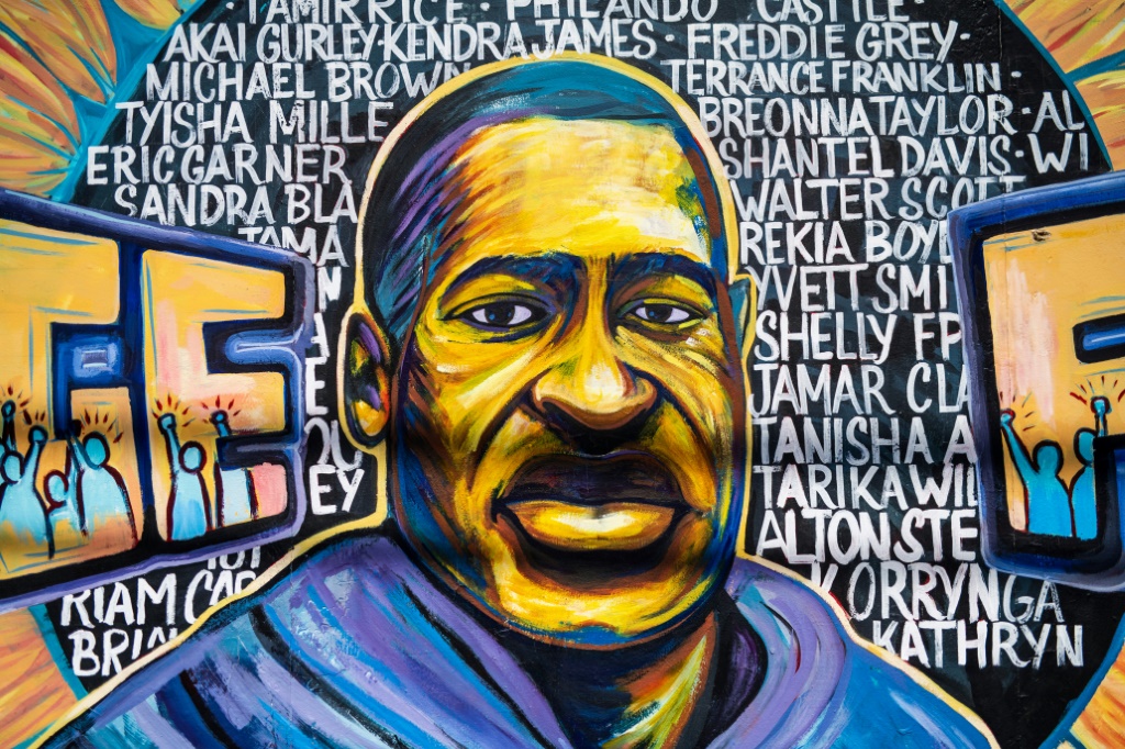 رسم يظهر الأميركي الأسود جورج فلويد على أحد جدران مدينة منيابوليس في 10 نيسان/أبريل 2023 (ا ف ب)