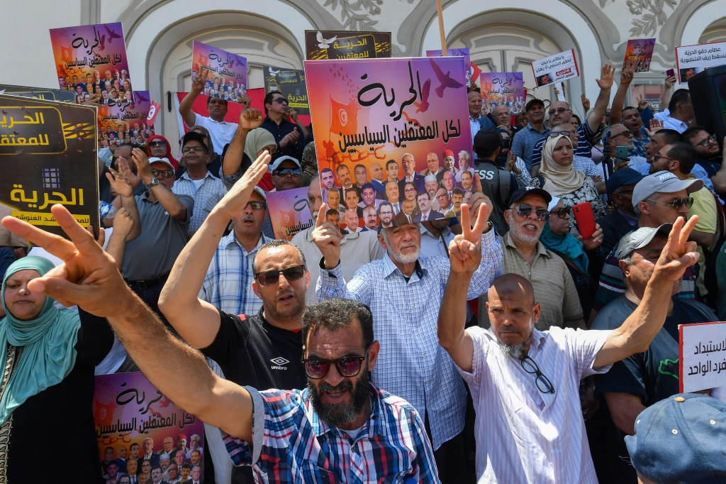 مشاركون في تظاهرة لانصار المعارضة التونسية في العاصمة طالبت بالافراج عن المعتقلين السياسيين في 18 حزيران/يونيو 2023 (أ ف ب)   