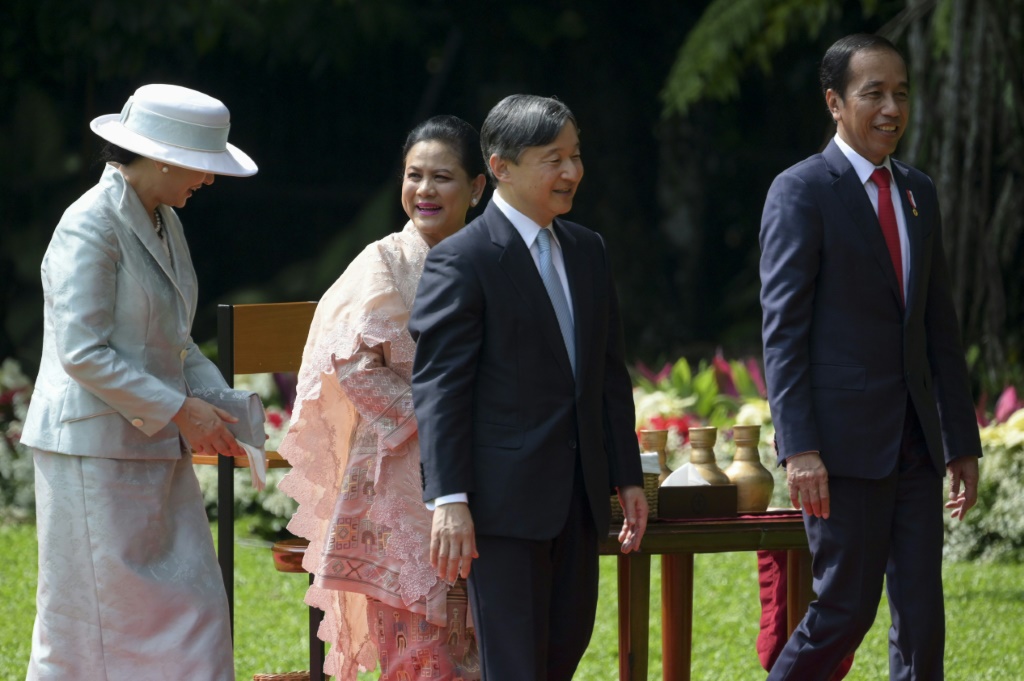 استضاف الرئيس الإندونيسي جوكو ويدودو إمبراطور اليابان ناروهيتو والإمبراطورة ماساكو في قصر جنوب جاكرتا (ا ف ب)