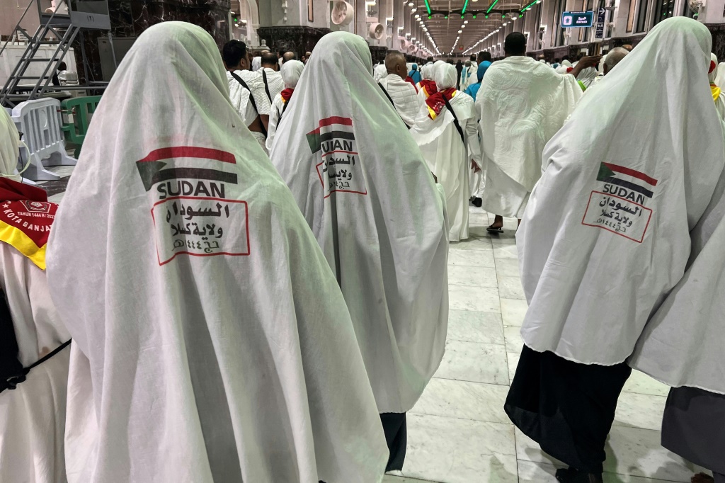    حاجات سودانيات يقمن بالسعى بين الصفا والمروة في المسجد الحرام في مدينة مكة المكرمة في 22 حزيران/يونيو 2023 (ا ف ب)