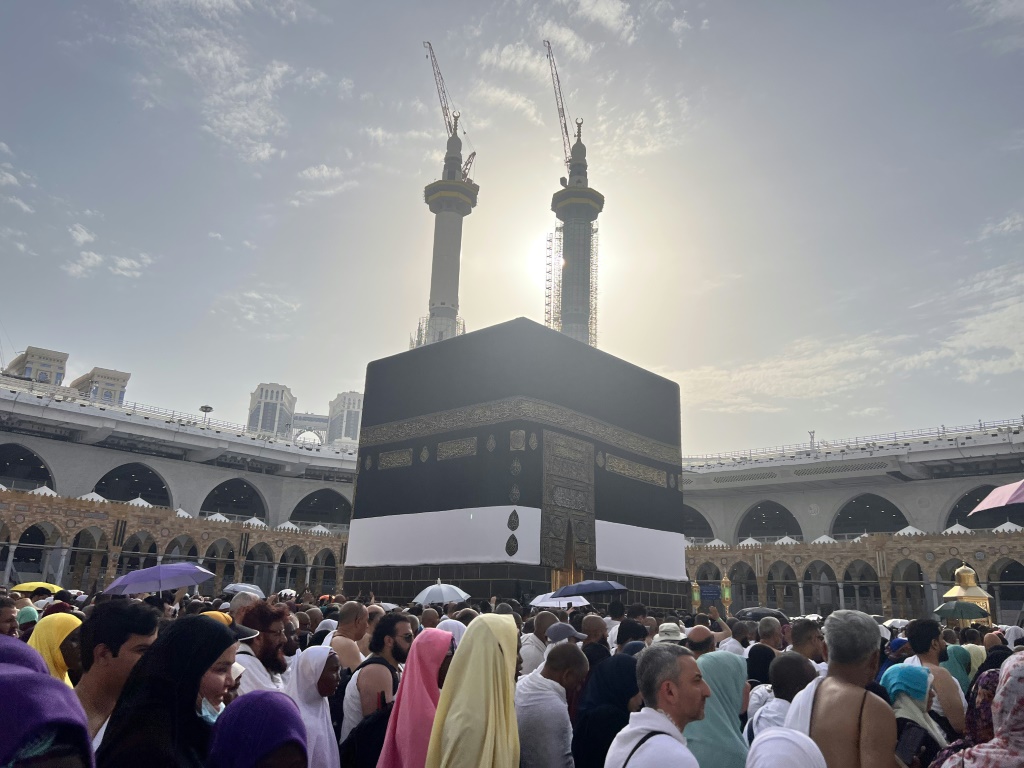    حجاج يقومون بالطواف حول الكعبة في المسجد الحرام في مكة المكرمة 24 حزيران/يونيو 2023 (أ ف ب)   