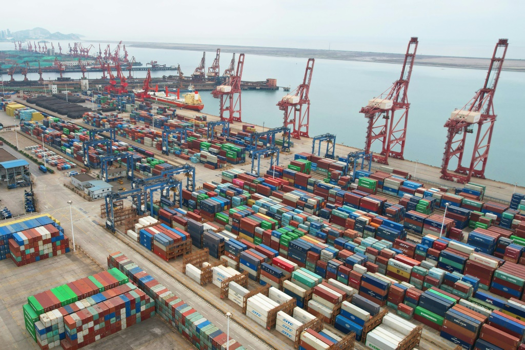       حاويات شحن في ميناء في شرق الصين بتاريخ 9 أيار/مايو 2022 (أ ف ب)   