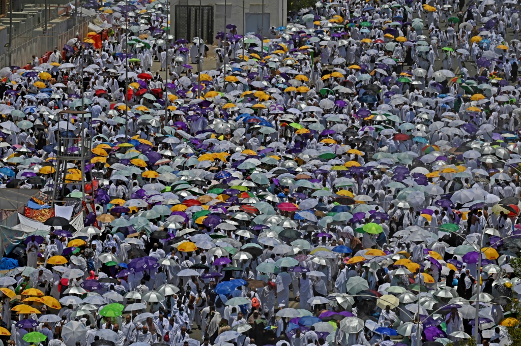 حجاج يتجمعون حول مسجد نمرة في منطقة عرفات في يوم عرفات ذروة موسم الحج في 27 حزيران/يونيو 2023 (ا ف ب)