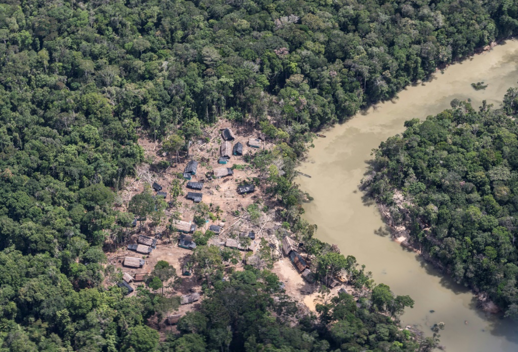 مخيمات لمنقبين غير نظاميين في متنزه ياباكانا الوطني في ولاية امازوناس عند الحدود بين فنزويلا وكولومبيا والبرازيل في 21 كانون الأول/ديسمبر 2022 (ا ف ب)