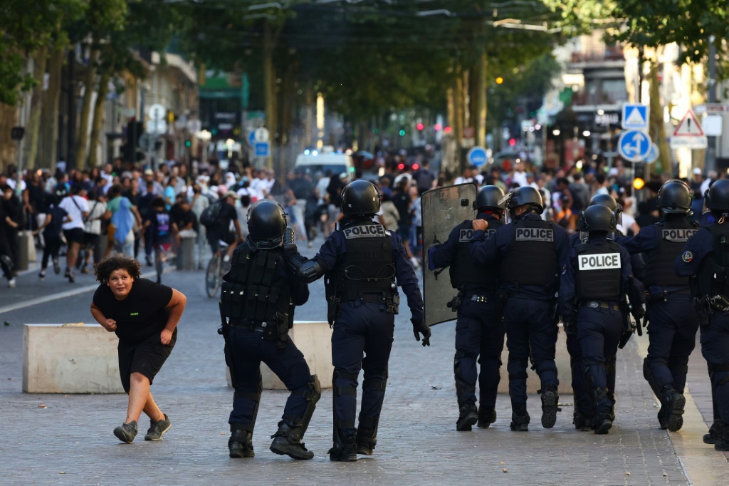     وانتشرت الشرطة بالآلاف في مرسيليا نهاية الأسبوع (أ ف ب)