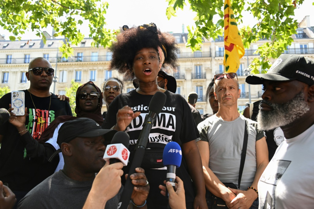 الناشطة الفرنسية وشقيقة الشاب الأسود أداما تراوري الذي توفي خلال عملية توقيف في 2016 آسا تراوري خلال تجمع في ساحة الجمهورية في باريس في الثامن من تموز/يوليو 2023 (ا ف ب)
