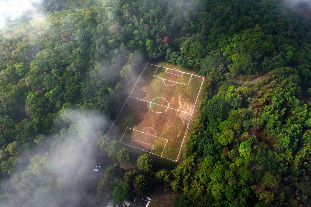 لقطة من الجو لملعب كرة قدم في فوهة بركان تيوكا في بلدة سانتا سيسيليا تيبيتلابا، على مشارف مكسيكو سيتي تم التقاطها في 9 تموز/يوليو 2023 (ا ف ب)