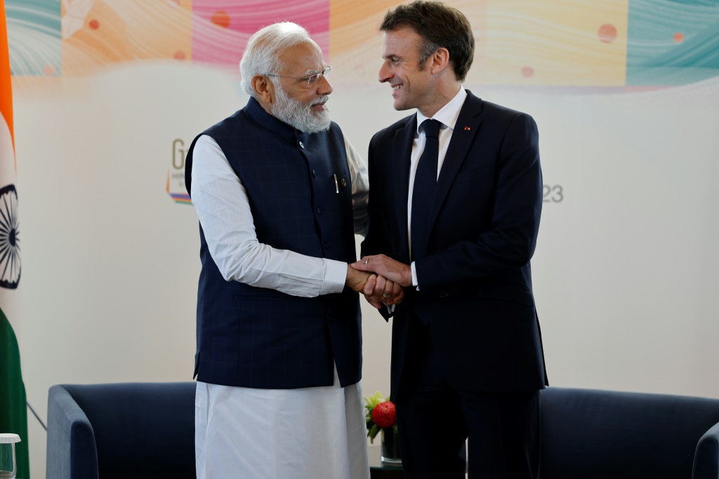 رئيس الوزراء الهندي ناريندرا مودي والرئيس الفرنسي ايمانويل ماكرون خلال قمة مجموعة السبع في ايار/مايو 2023 (ا ف ب)