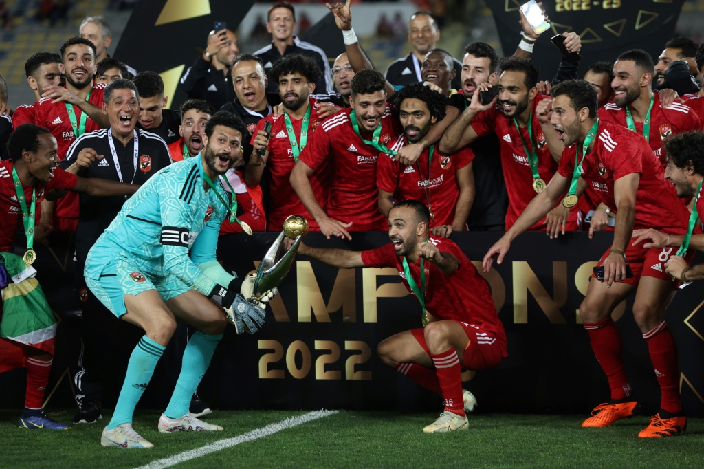 لاعبو الاهلي المصري يحتفلون بالتتويج بلقب دوري أبطال إفريقيا في الدار البيضاء في 11 حزيران/يونيو 2023 (ا ف ب)